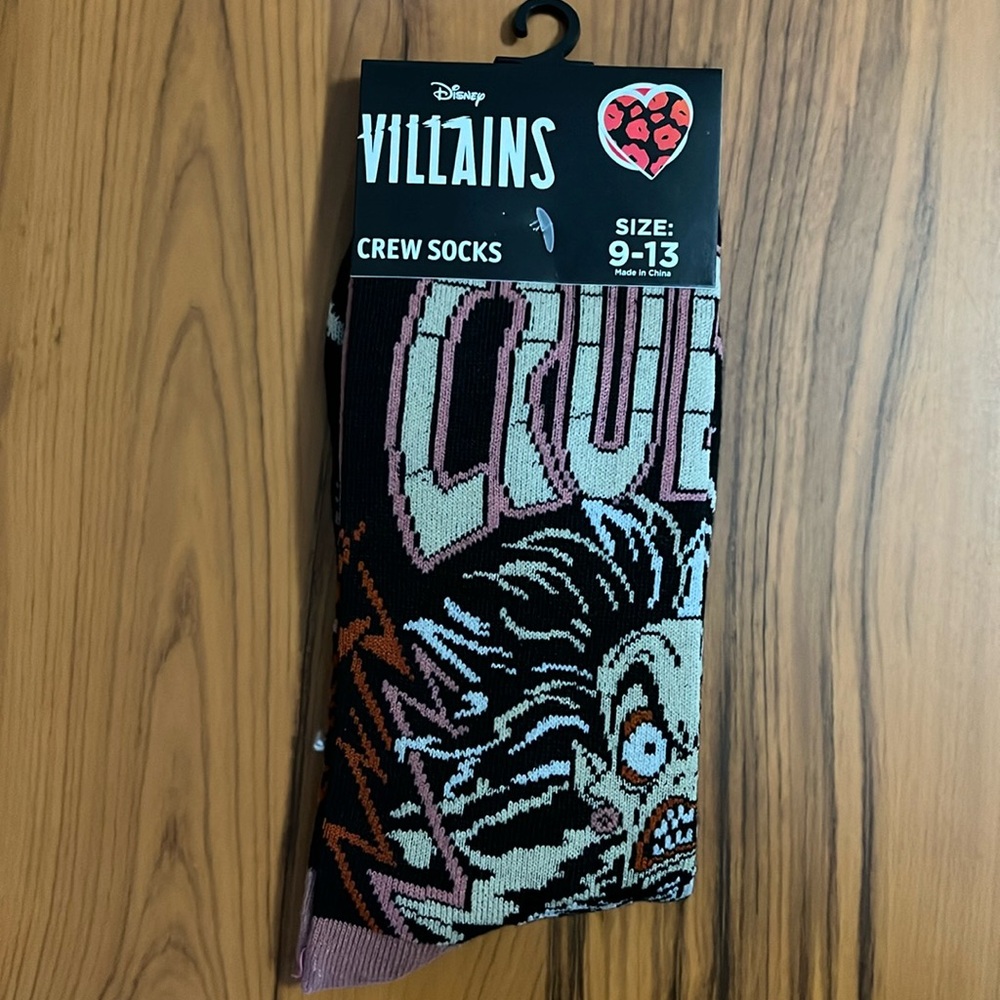 Disney Villains Cruella de Vil Crew Socks Size 9-13 NWT